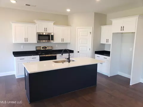Kitchen - 199 Cadet Dr, Senatobia, MS 38668 photo 2 of 3