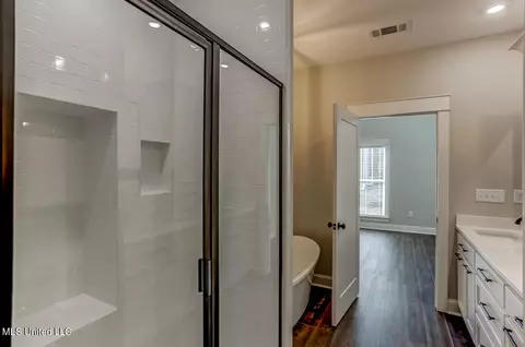 Bath - 192 E South St, Hernando, MS 38632 photo 4 of 5
