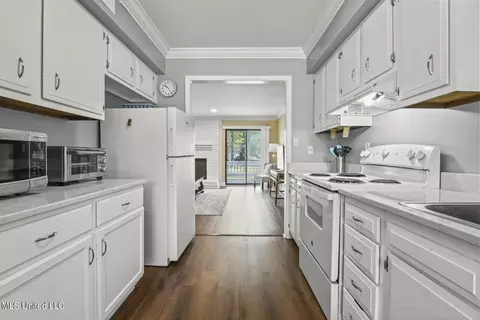 Kitchen - 406 Highpoint Dr, Diamondhead, MS 39525 photo 2 of 2