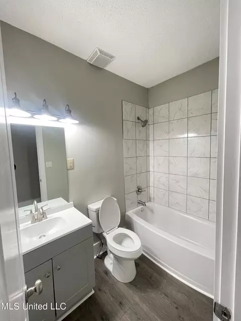 Bath - 407 Railroad St, Como, MS 38619 photo 1 of 2