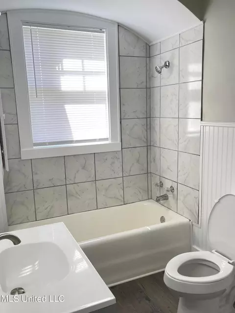 Bath - 407 Railroad St, Como, MS 38619 photo 2 of 2