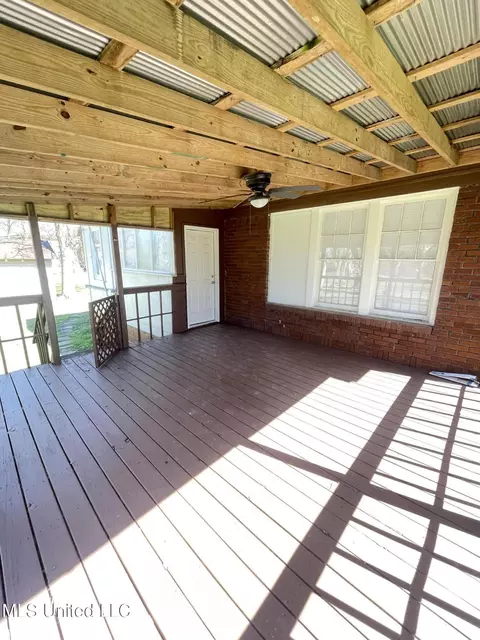 Exterior - 407 Railroad St, Como, MS 38619 photo 2 of 2
