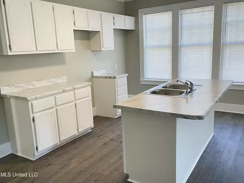 Kitchen - 407 Railroad St, Como, MS 38619 photo 1 of 2