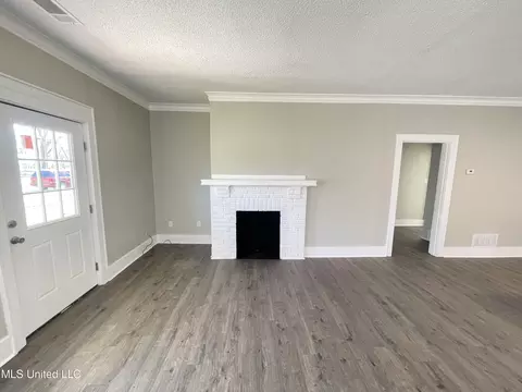 Living - 407 Railroad St, Como, MS 38619 photo 1 of 1