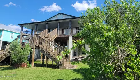 725 Azalea Dr, Bay Saint Louis, MS 39520