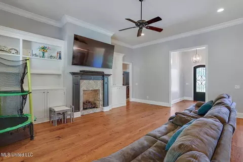 Living - 126 Ridgetop Cir, Flowood, MS 39232 photo 2 of 4