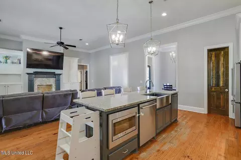 Kitchen - 126 Ridgetop Cir, Flowood, MS 39232 photo 2 of 5