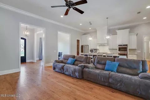 Living - 126 Ridgetop Cir, Flowood, MS 39232 photo 3 of 4
