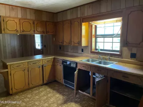 Kitchen - 7420 County Line Rd, Carthage, MS 39051 photo 2 of 4