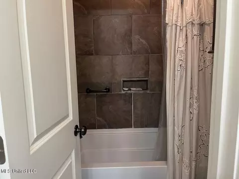 Bath - 604 Ashwood Dr, Wiggins, MS 39577 photo 6 of 7