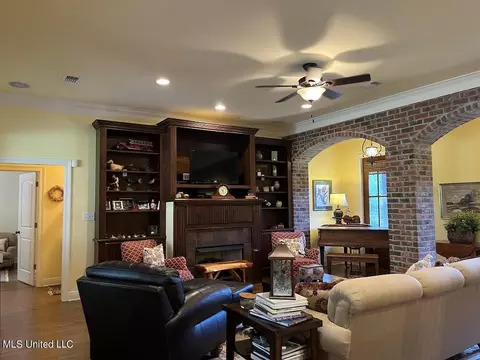 Living - 604 Ashwood Dr, Wiggins, MS 39577 photo 4 of 5