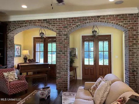 Living - 604 Ashwood Dr, Wiggins, MS 39577 photo 2 of 5