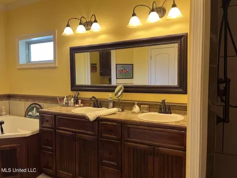 Bath - 604 Ashwood Dr, Wiggins, MS 39577 photo 2 of 7
