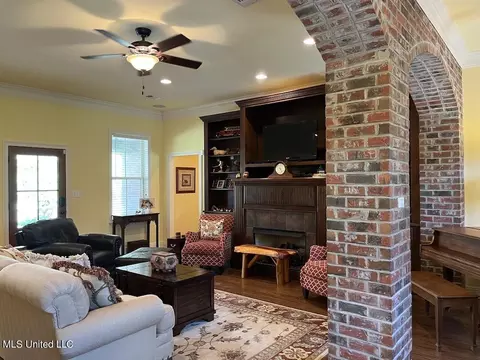 Living - 604 Ashwood Dr, Wiggins, MS 39577 photo 3 of 5