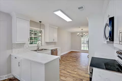 Kitchen - 51 Summit Ridge Dr, Brandon, MS 39042 photo 1 of 4