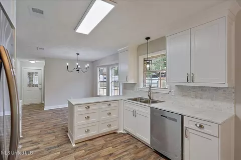Kitchen - 51 Summit Ridge Dr, Brandon, MS 39042 photo 3 of 4
