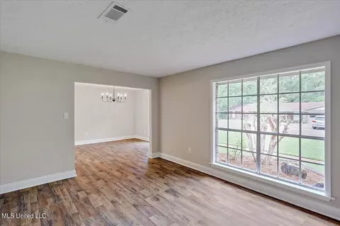 Living - 51 Summit Ridge Dr, Brandon, MS 39042 photo 3 of 4