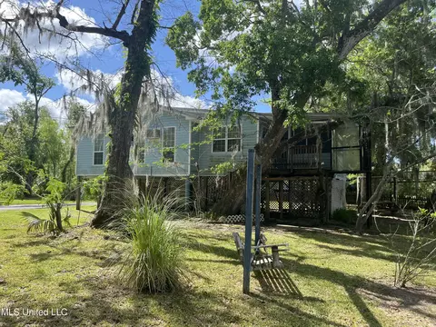 9601 Riverlodge Dr, Moss Point, MS 39562