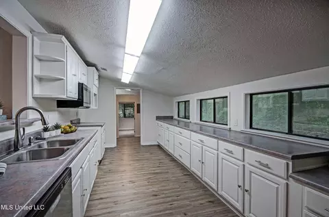Kitchen - 102 Hickory Holw, Florence, MS 39073 photo 2 of 3