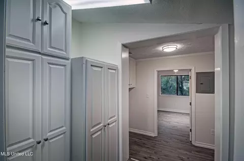 Entry Way - 102 Hickory Holw, Florence, MS 39073 photo 1 of 2