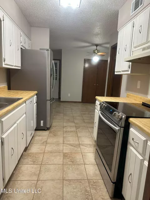 Kitchen - 1948 Tina Dr, Hernando, MS 38632 photo 3 of 3