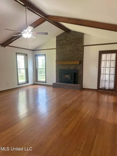 Living - 1948 Tina Dr, Hernando, MS 38632 photo 2 of 3