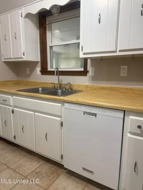Kitchen - 1948 Tina Dr, Hernando, MS 38632 photo 1 of 3
