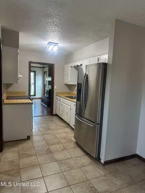Kitchen - 1948 Tina Dr, Hernando, MS 38632 photo 2 of 3