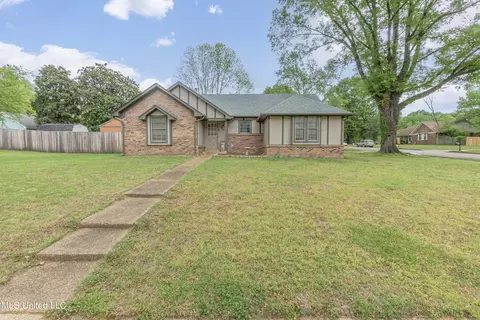 5570 Ingleside Dr, Horn Lake, MS 38637