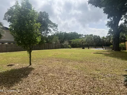 121 Terrace Ave, Pass Christian, MS 39571