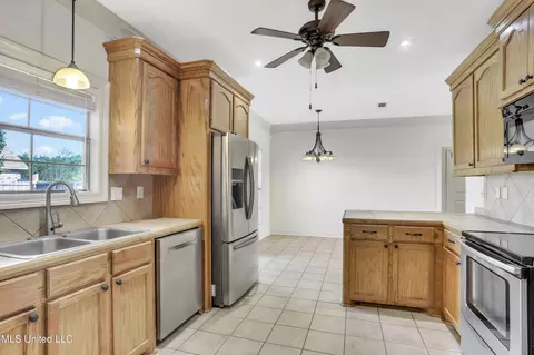 Kitchen - 511 Kate Lofton Dr, Brandon, MS 39047 photo 4 of 4
