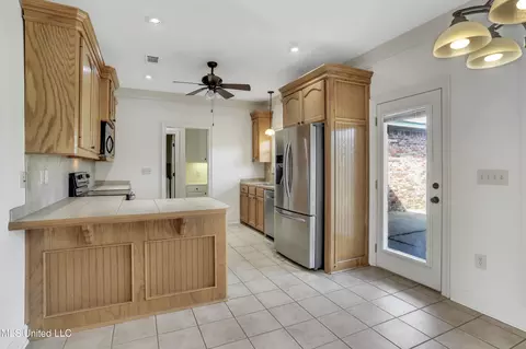 Kitchen - 511 Kate Lofton Dr, Brandon, MS 39047 photo 2 of 4