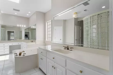 Bath - 2003 Claudette Ct, Biloxi, MS 39531 photo 2 of 6