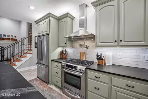 Kitchen - 204 Catherine Cor, Brandon, MS 39047 photo 4 of 5