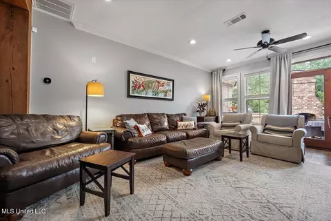 Living - 204 Catherine Cor, Brandon, MS 39047 photo 3 of 4