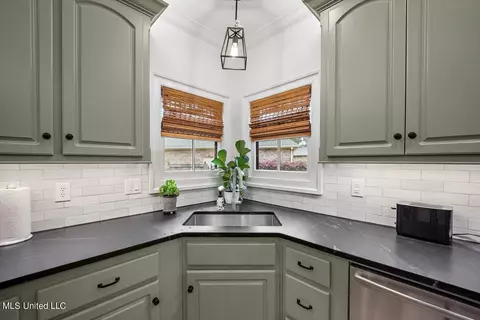 Kitchen - 204 Catherine Cor, Brandon, MS 39047 photo 3 of 5