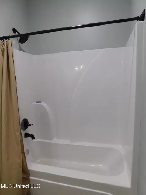 Bath - 1457 N Thunderbird, Hernando, MS 38632 photo 7 of 7