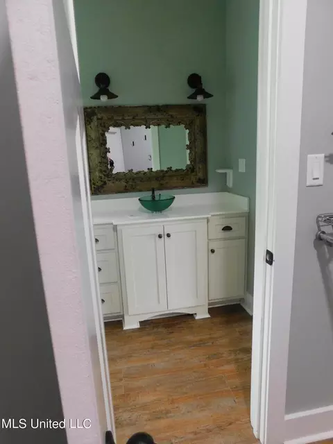 Bath - 1457 N Thunderbird, Hernando, MS 38632 photo 2 of 7