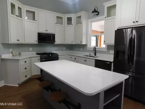 Kitchen - 1457 N Thunderbird, Hernando, MS 38632 photo 3 of 5