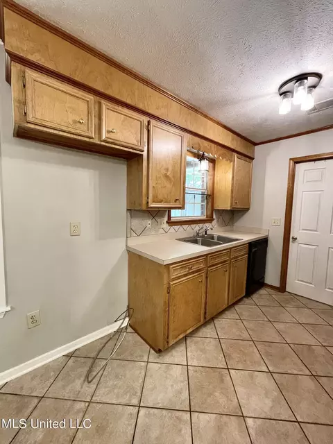 Kitchen - 258 Hebron Hill Dr, Brandon, MS 39042 photo 5 of 9