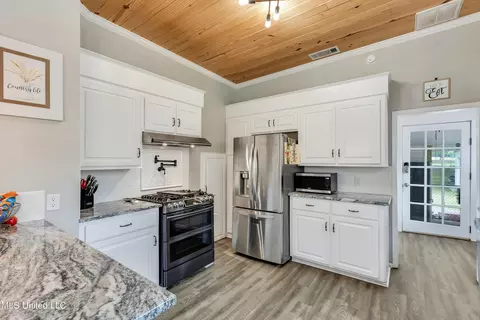 Kitchen - 114 Willow St, D'lo, MS 39062 photo 2 of 3