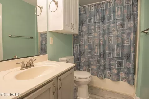 Bath - 400 Pinecrest Cir, Long Beach, MS 39560 photo 2 of 4