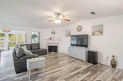 Living - 400 Pinecrest Cir, Long Beach, MS 39560 photo 2 of 4