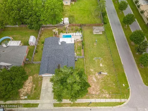 Exterior - 400 Pinecrest Cir, Long Beach, MS 39560 photo 2 of 5