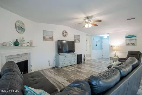 Living - 400 Pinecrest Cir, Long Beach, MS 39560 photo 3 of 4