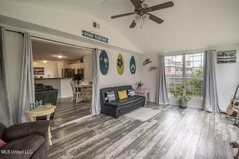 Living - 400 Pinecrest Cir, Long Beach, MS 39560 photo 4 of 4