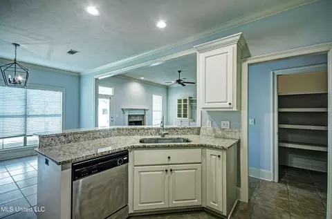 Kitchen - 336 Towne St, Brandon, MS 39042 photo 2 of 2