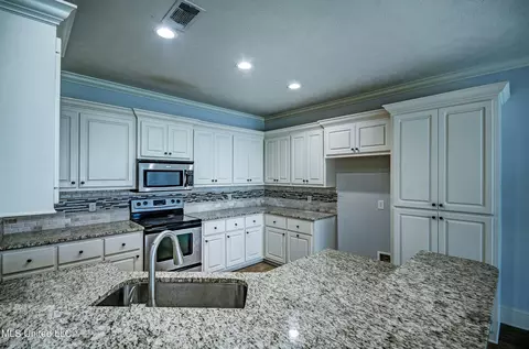 Kitchen - 336 Towne St, Brandon, MS 39042 photo 1 of 2
