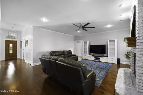 Living - 47 Mansfield Rd, Picayune, MS 39466 photo 2 of 3