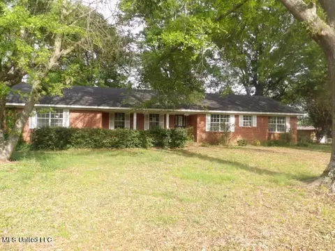 202 Hickory Ln, Batesville, MS 38606
